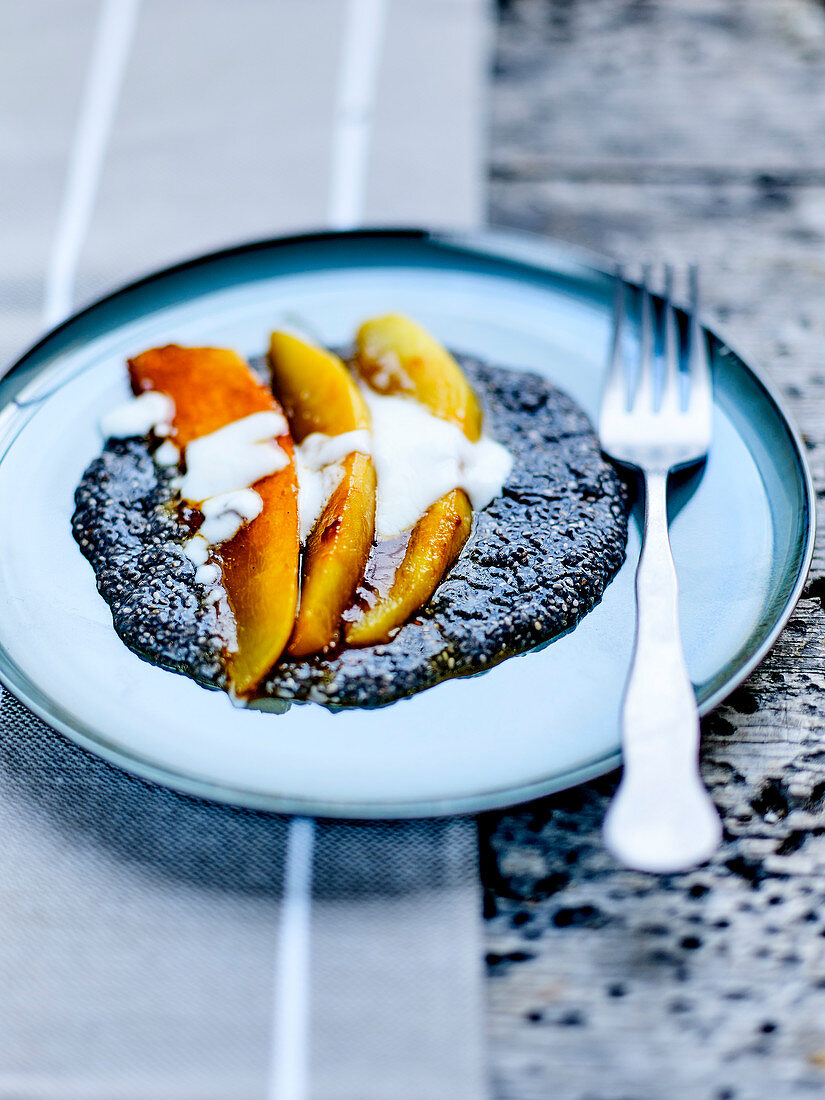 Süssspeise mit karamellisierten Mangoscheiben, Chiasamen und Sauermilch