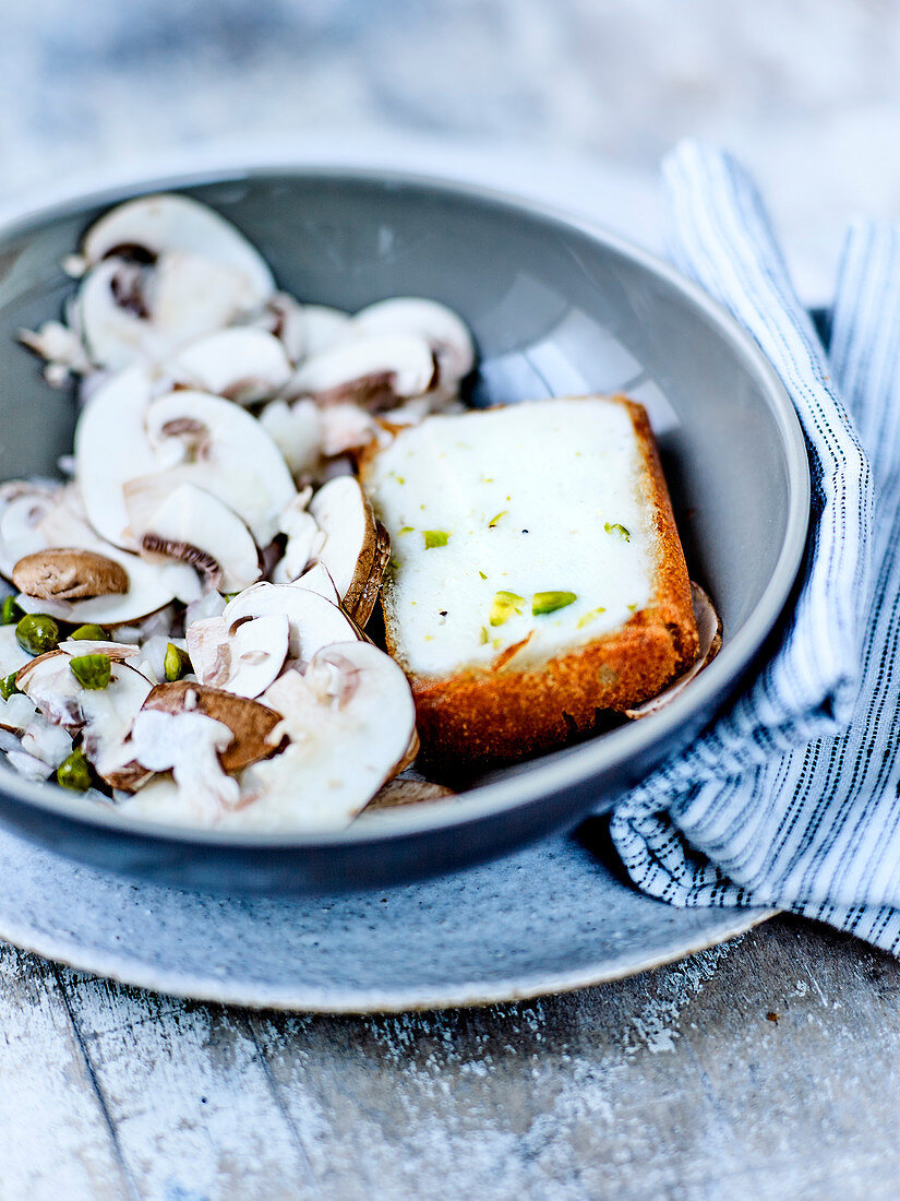 Seezungen-Jakobsmuschel-Brot mit Champignonsalat