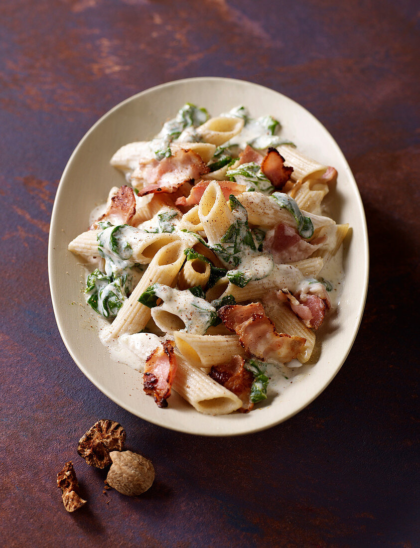 Spinach penne with cream and bacon