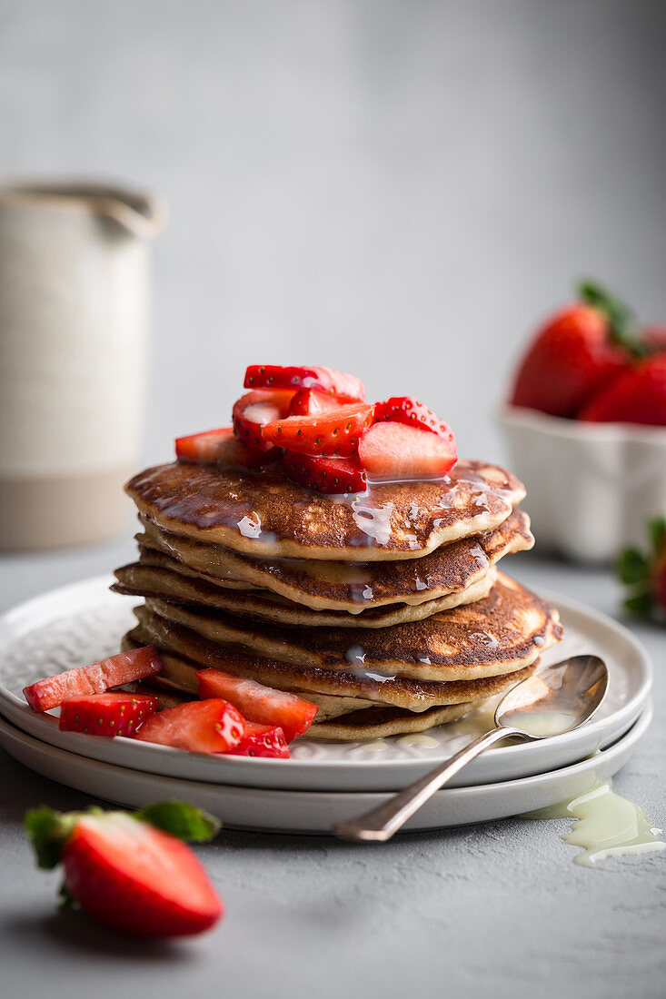 Pancakes mit Vanillesauce und frischen Erdbeeren