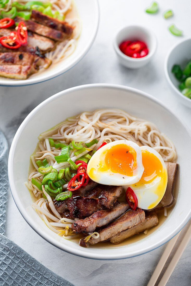 Ramen-Suppe mit Hähnchen