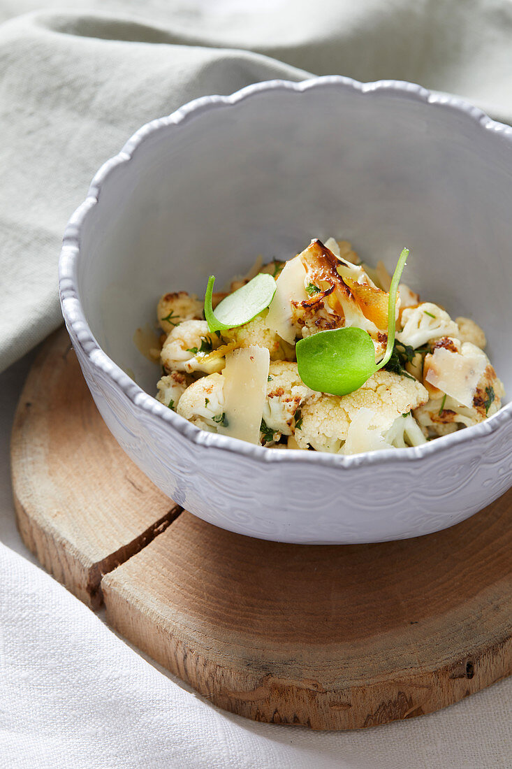 Knackiger Blumenkohlsalat mit eingelegten Zitronen