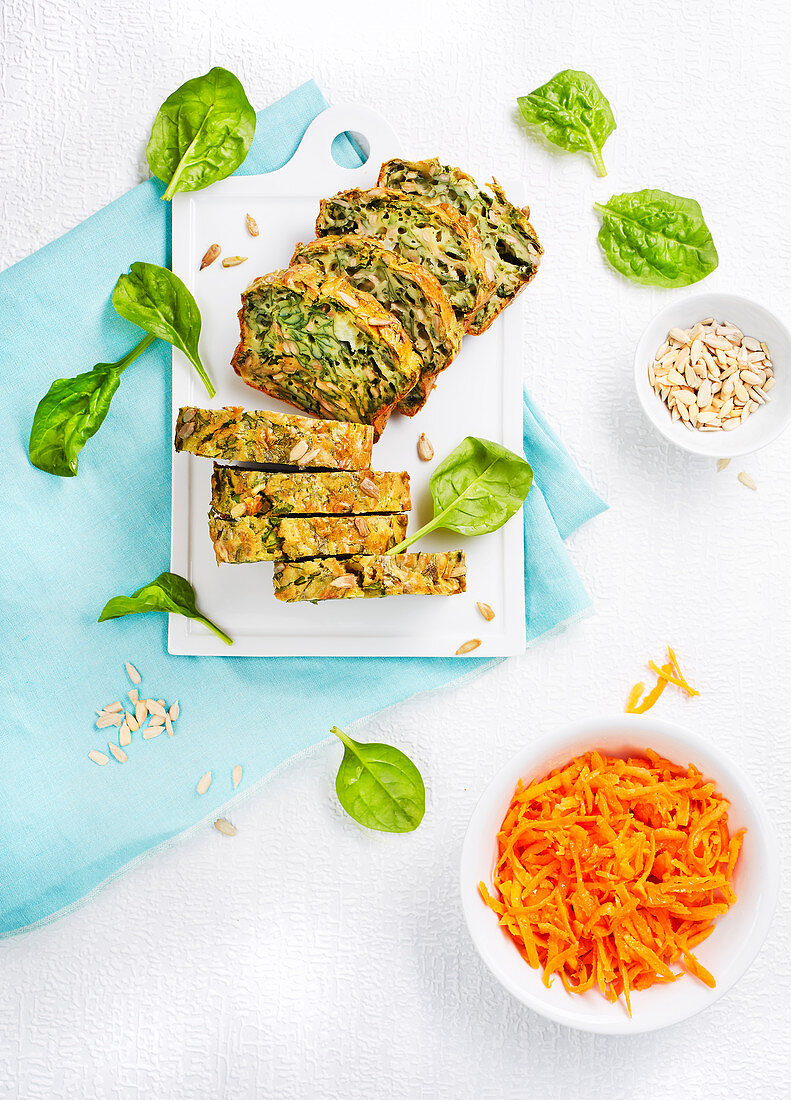 Herzhafter Kastenkuchen mit Spinat und Sonnenblumenkernen, laktosefrei und ohne Butter