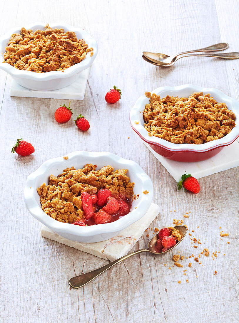 Lactose-free and butter-free strawberry crumble