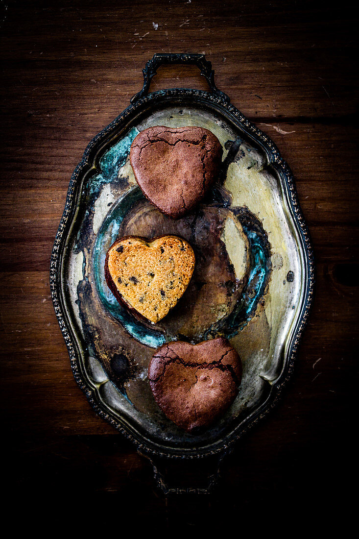 Herzförmige Brookies (Brownie mit Cookiekruste, USA) auf Silbertablett