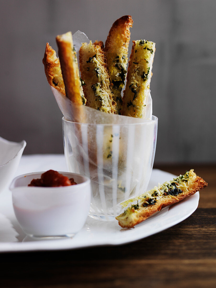 Brotsticks mit Käse, Kräutern und schwarzen Oliven zum Aperitif