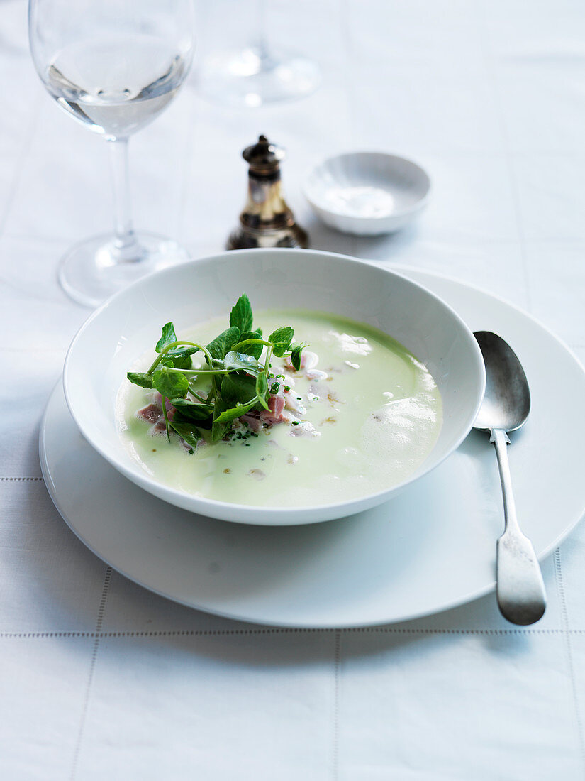 Erbsencremesuppe mit Schinken