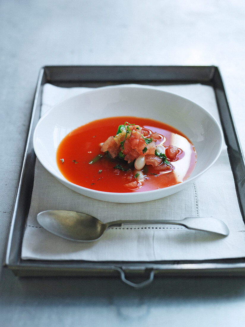 Kalte Paprikasuppe mit Chili, Salat mit weissen und grünen Bohnen, Tomaten und Minze