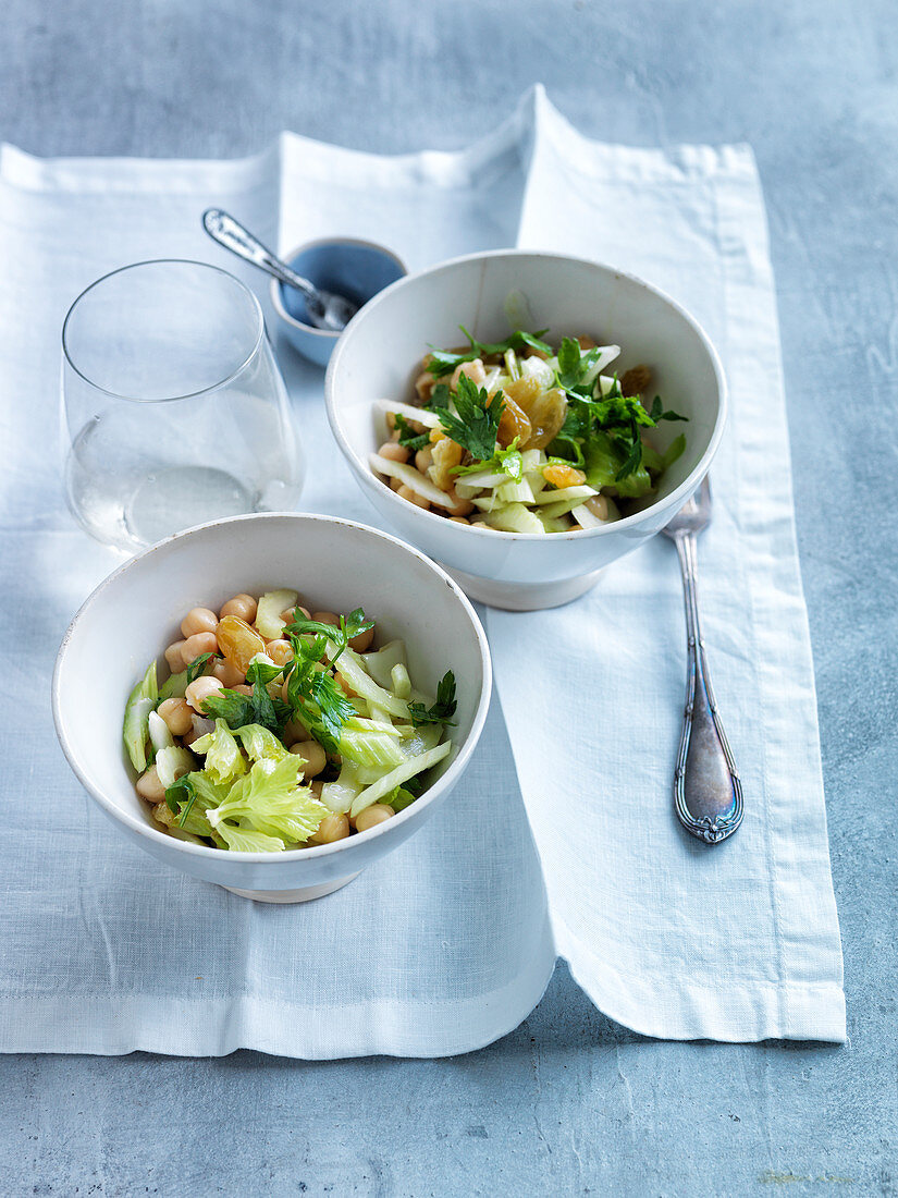 Salat mit Kichererbsen, Staudensellerie und Rosinen