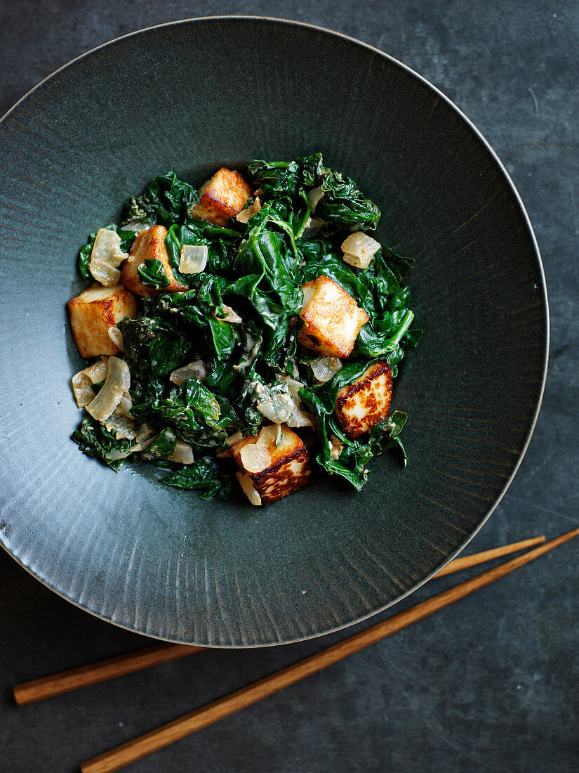 Mangold mit Tofu und Zwiebeln (vegan)