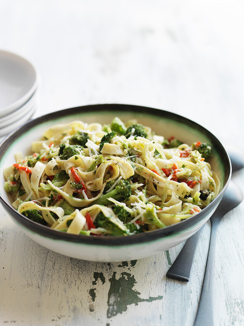 Tagliatelle with broccoli, red peppers and grated cheese