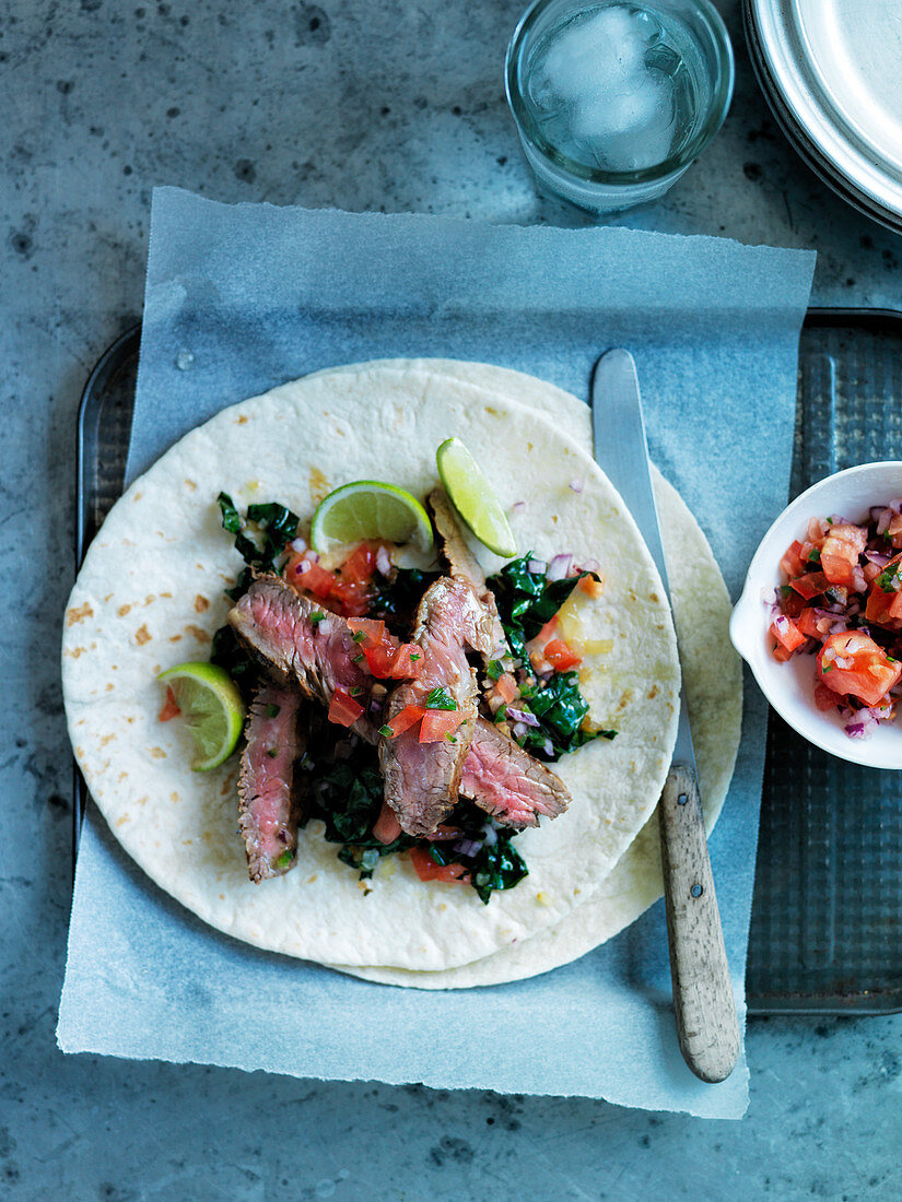 Bavette-Steakstreifen mit Grünkohl und mexikanischer Salsa Pico de Gallo