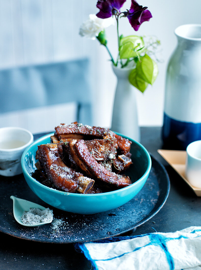 Gegrillte Schweinekoteletts mit Pflaumenessig