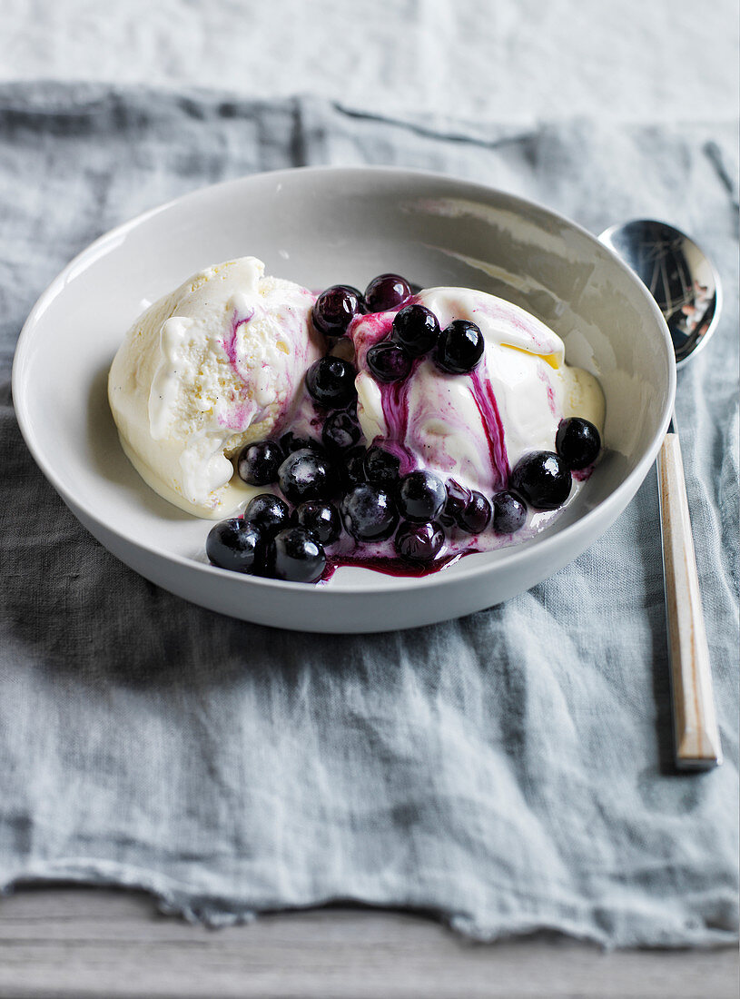 Buttermilcheis mit heißen Heidelbeeren