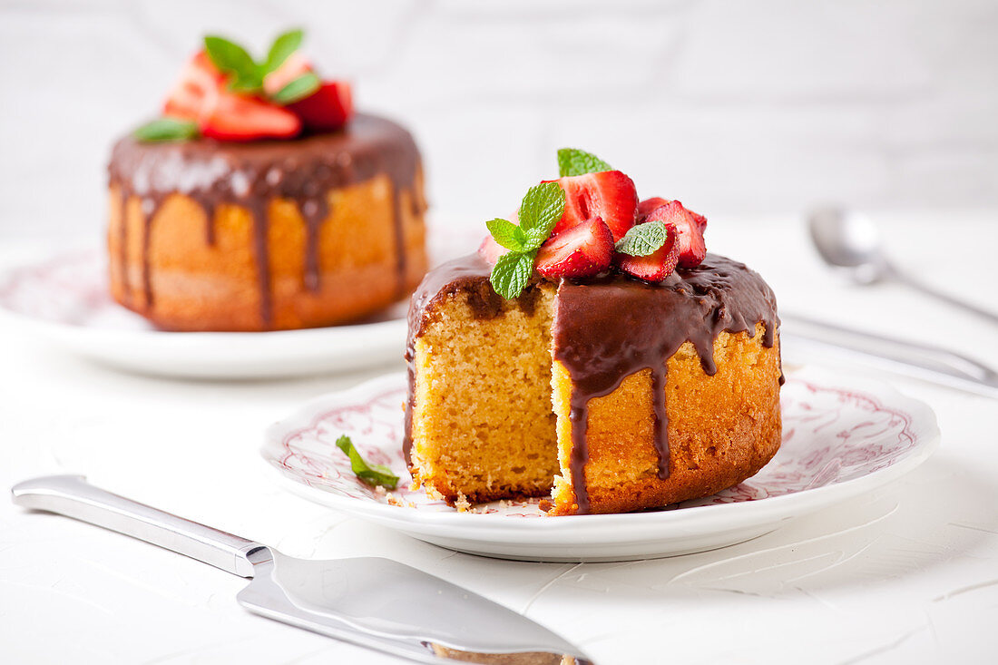 Vanilleküchlein mit Schokolade und Erdbeeren