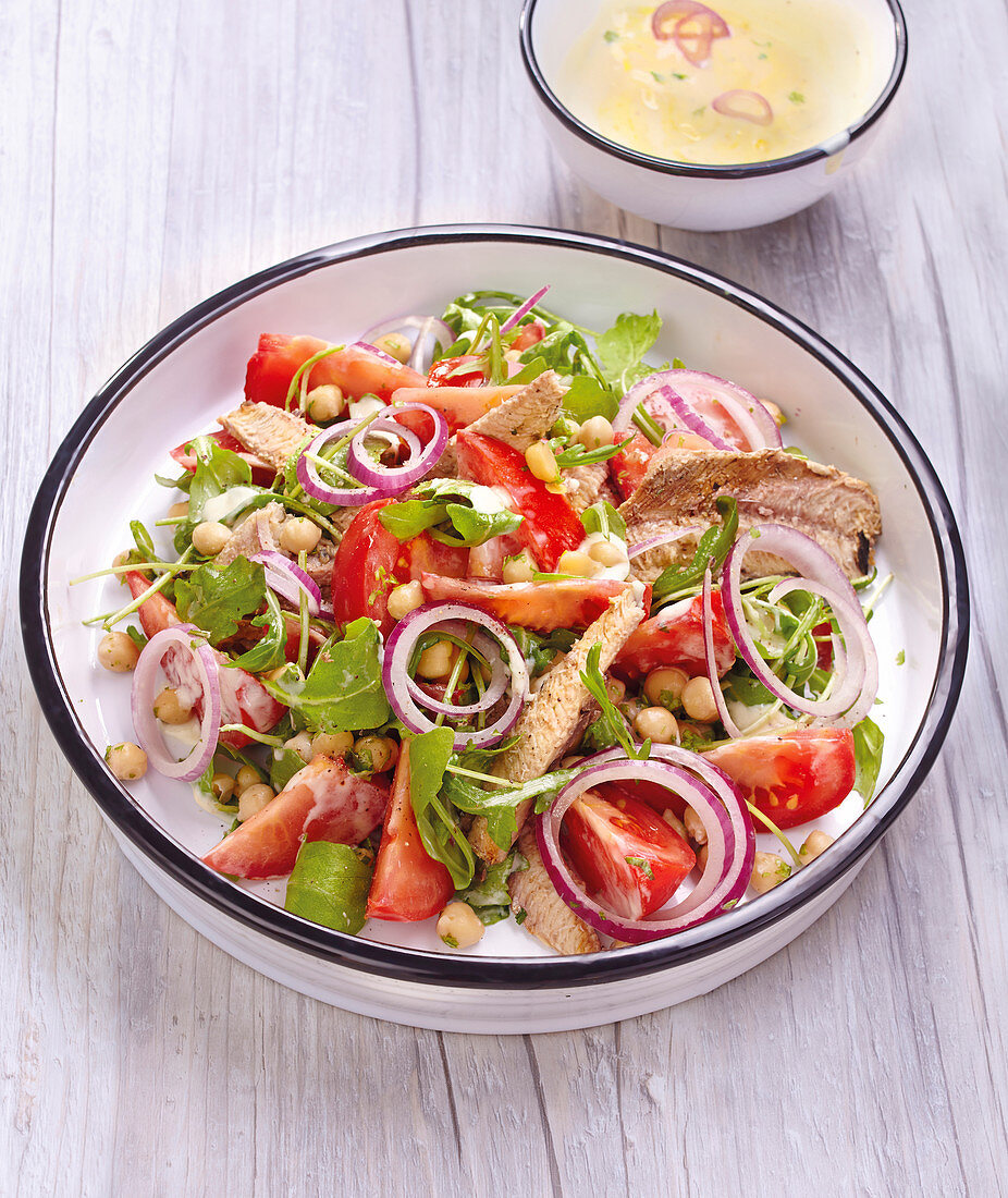 Salat mit Kichererbsen, Tomaten, Rucola und Sardinen