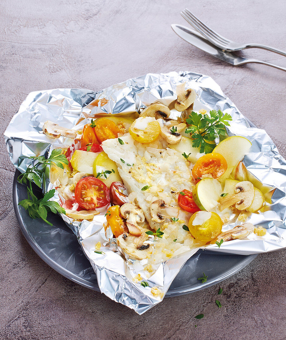 Fisch mit Gemüse und Apfel, in Alufolie gegart