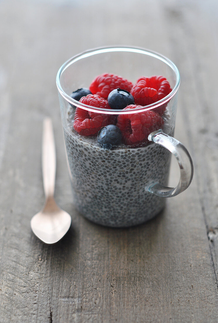 Chiapudding mit Waldfrüchten im Glas