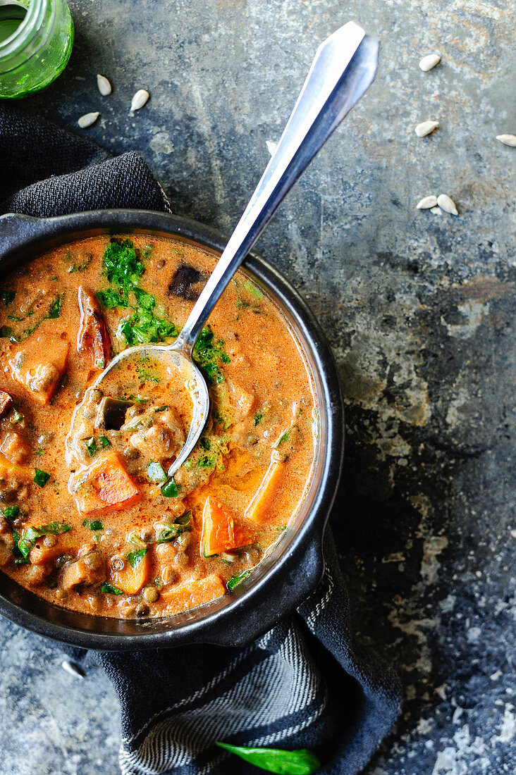 Linsensuppe mit Kürbis und Aubergine.