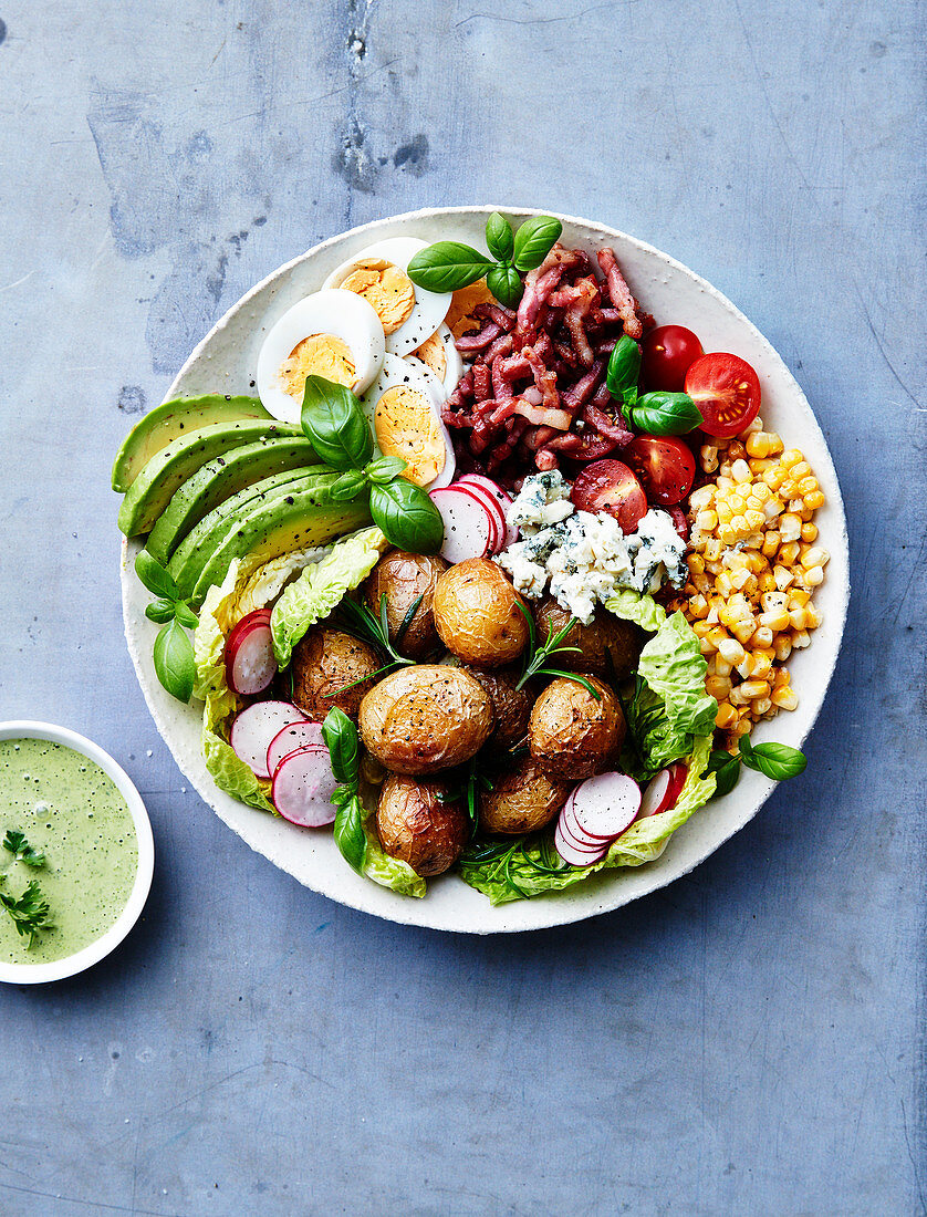 Cobb-Salad mit Speck, Käse und Ei