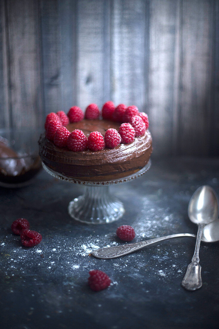 Schokoladenkuchen mit Himbeeren