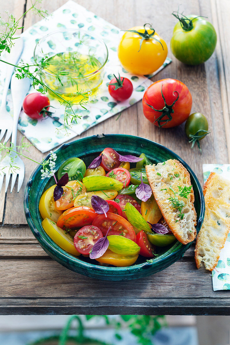 Salat aus alten Tomatensorten mit lila Basilikum und Röstbrot mit Olivenöl