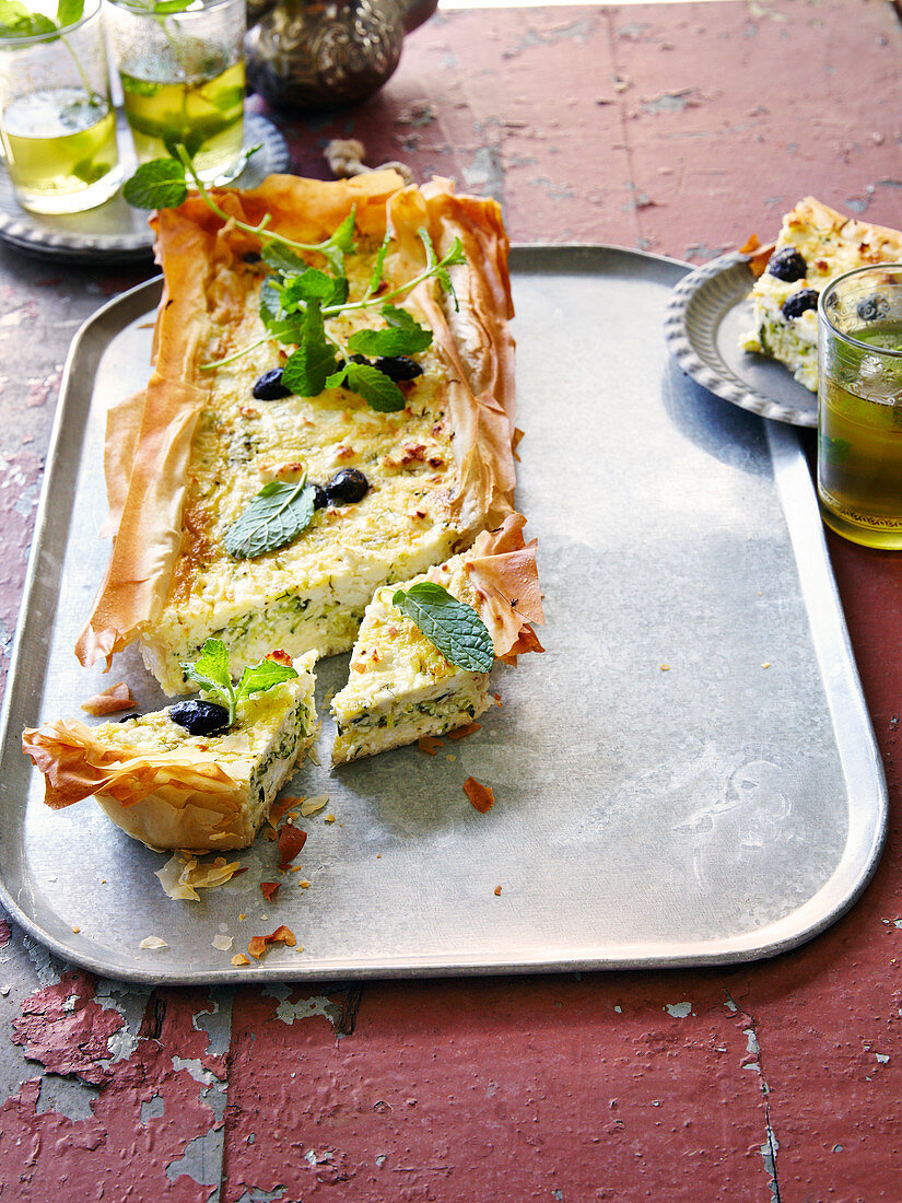 Zucchiniquiche mit Feta und schwarzen Oliven