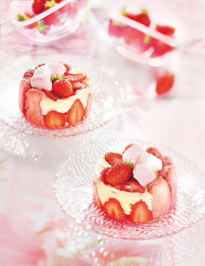 Erdbeercharlotte-Törtchen mit Marshmallows