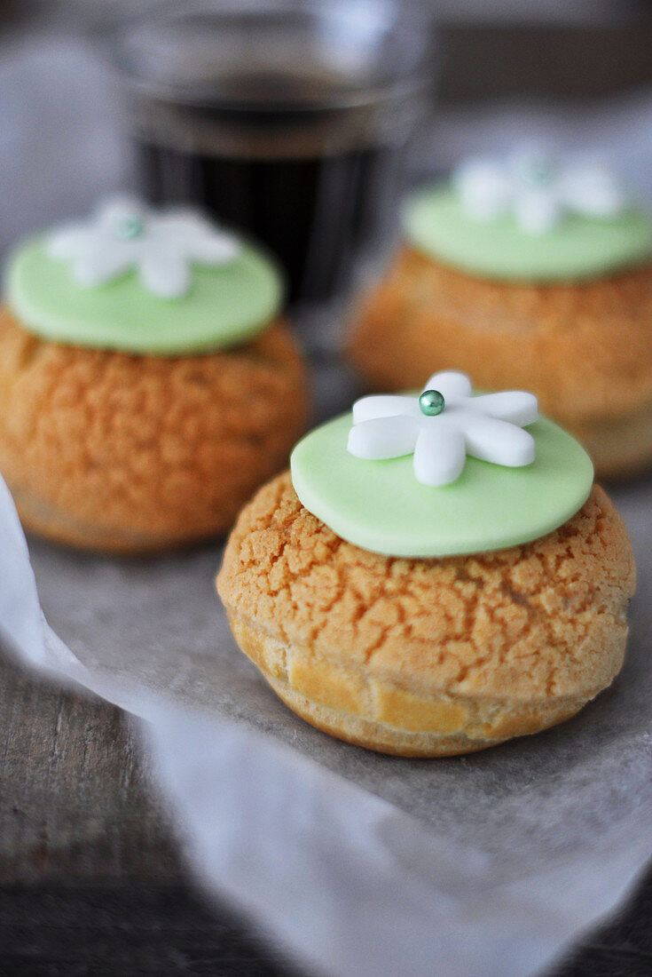 Choux Craquelins (Windbeutel mit Streuselkruste, Frankreich) mit Blumendeko aus Fondant