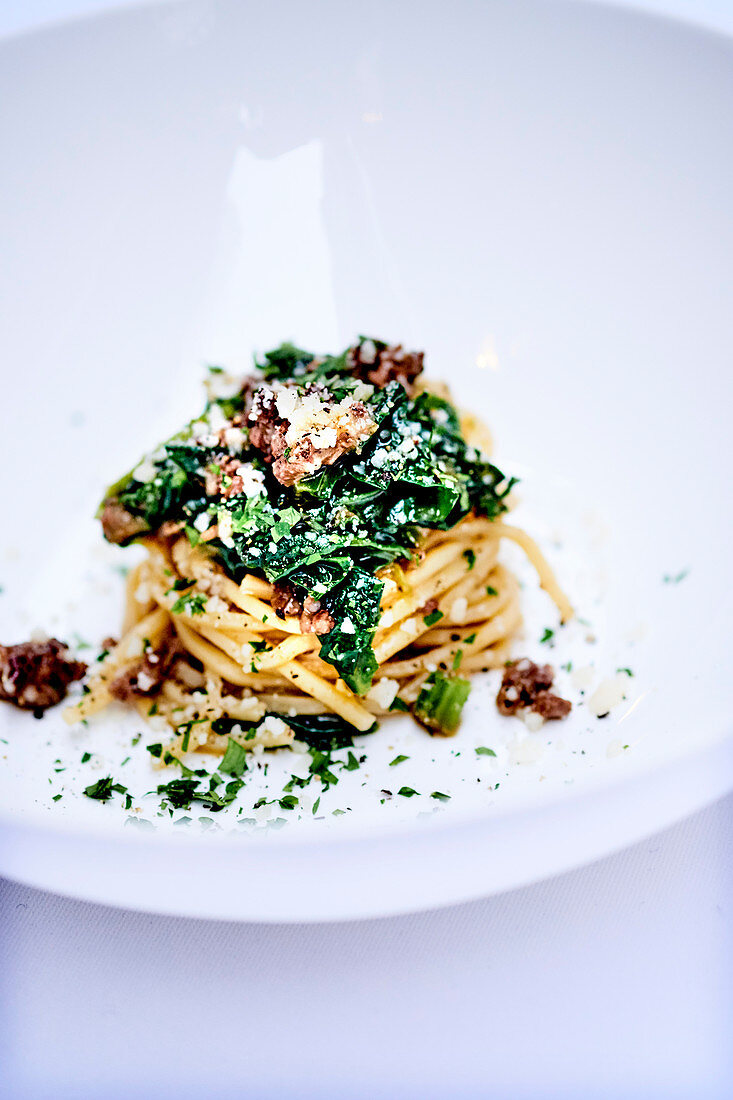 Spaghetti mit Mangold, Sommertrüffel und Parmesan.