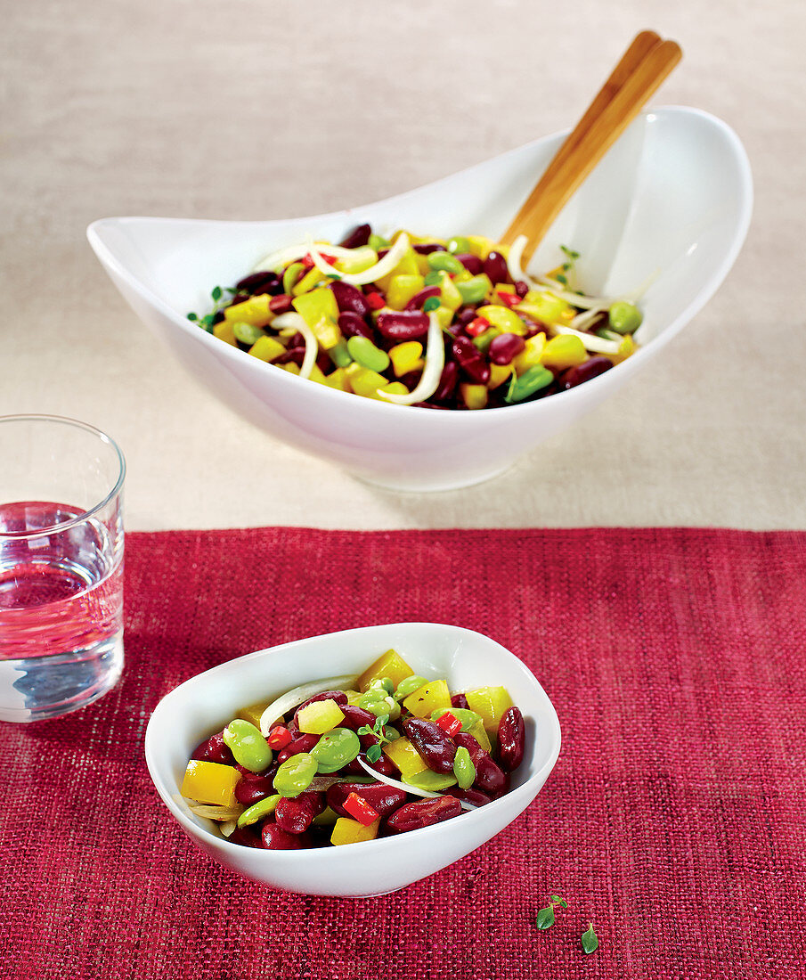 Salat mit roten Bohnen, Saubohnen und Paprika