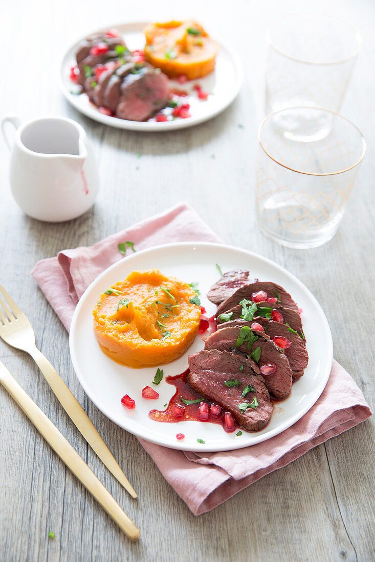 Entenbrust mit Granatapfelsauce und Süsskartoffelpüree