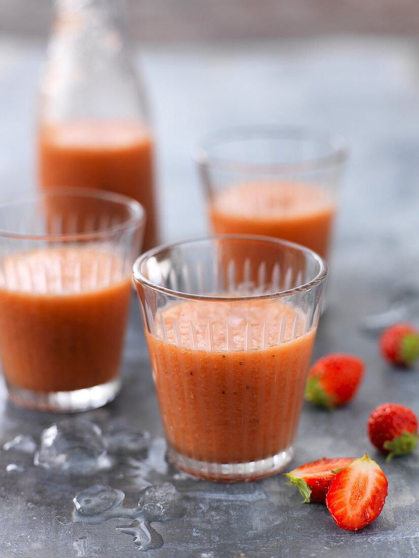 Strawberry,Ginger And Lemon Antioxydant Juice