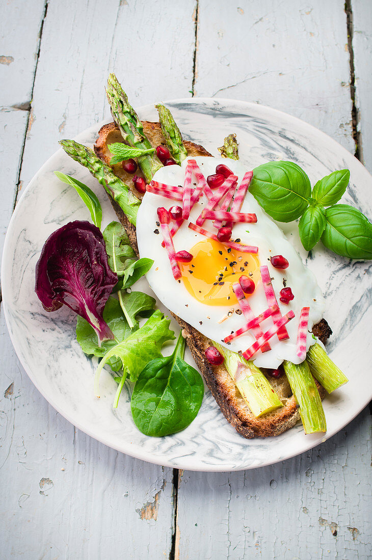 Röstbrot mit Spiegelei und grünem Spargel