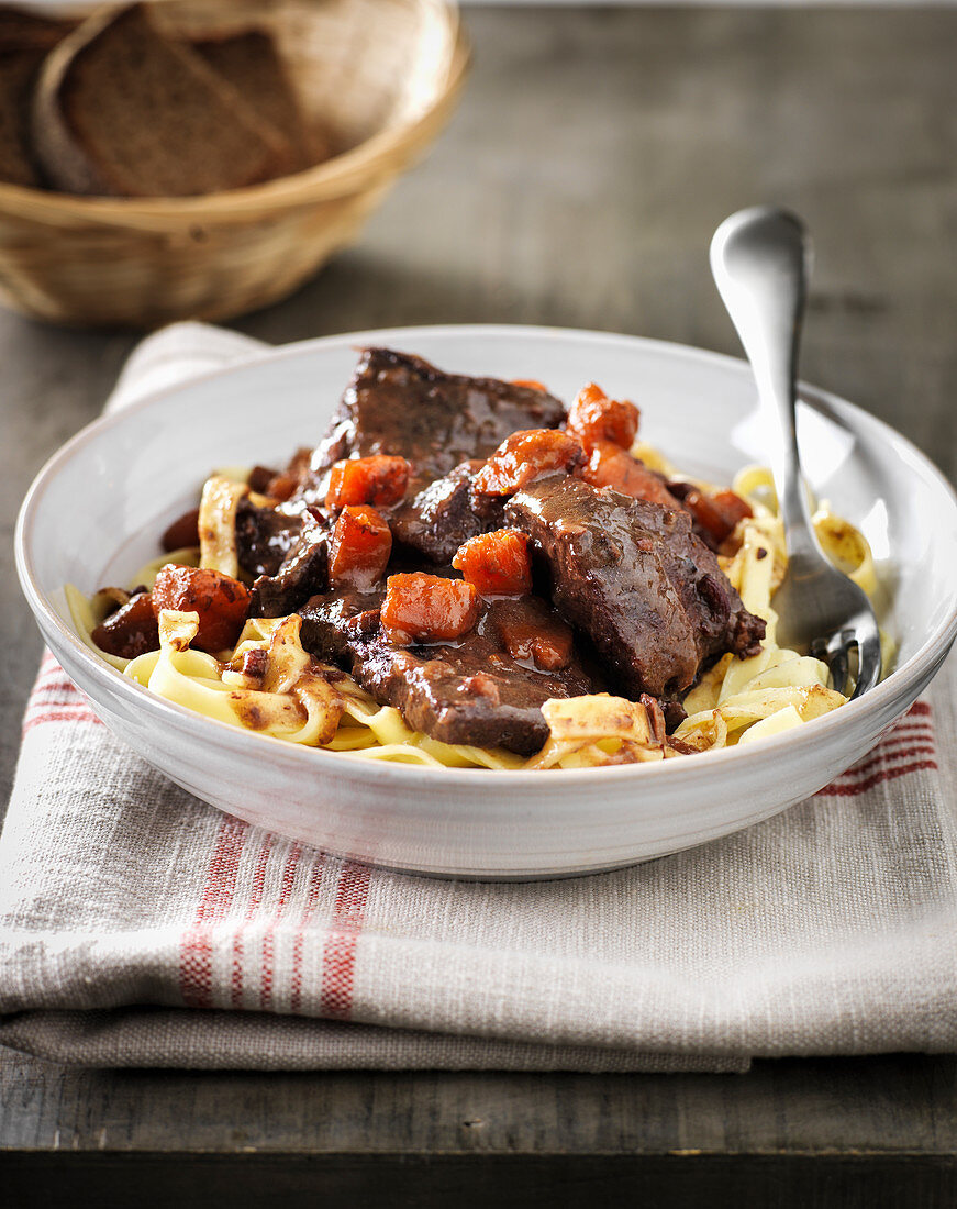 Boeuf Bourguignon (Geschmortes Rindfleisch in Rotweinsauce, Burgund)