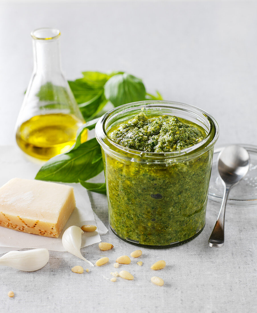 Einmachglas mit hausgemachtem Pesto