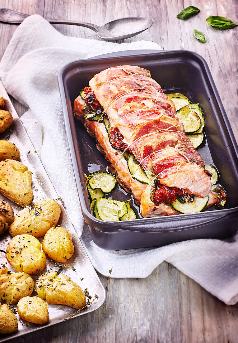 Fried stuffed salmon with courgette, tomatoes and bacon