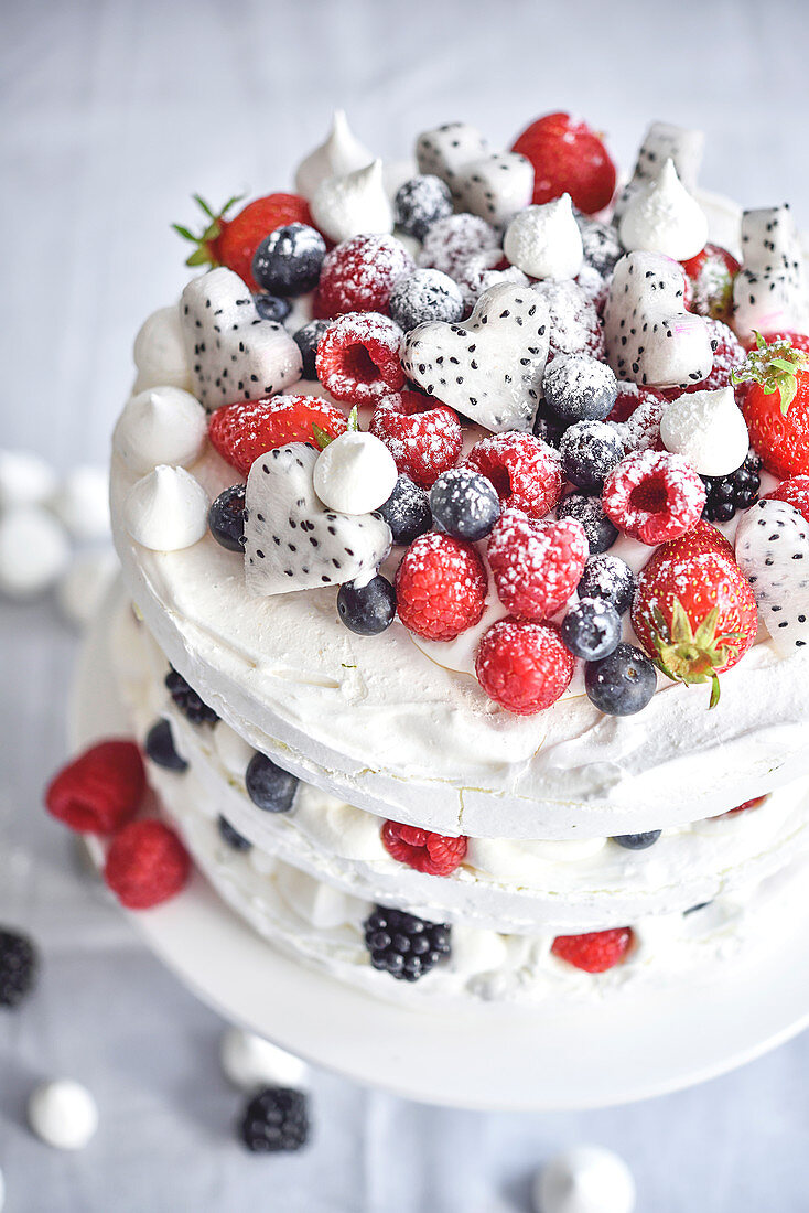 Pavlova mit Waldfrüchten