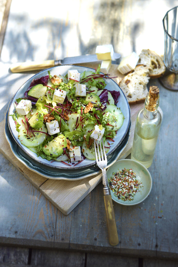 Salat mit Gurken, Avocado, Roter Bete, Ziegenkäse und Walnüssen