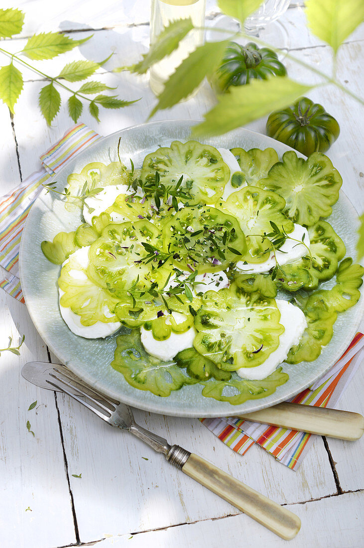 Salat mit grünen Tomaten und Mozzarella