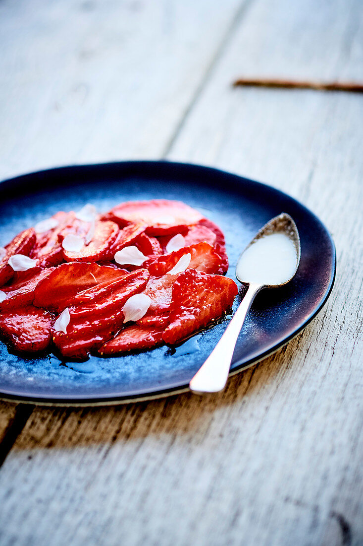 Erdbeer-Carpaccio mit Lindenblütenhonig und Essblüten