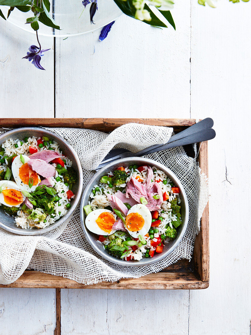 Reissalat mit Thunfisch, Brokkoli, Paprika und Ei