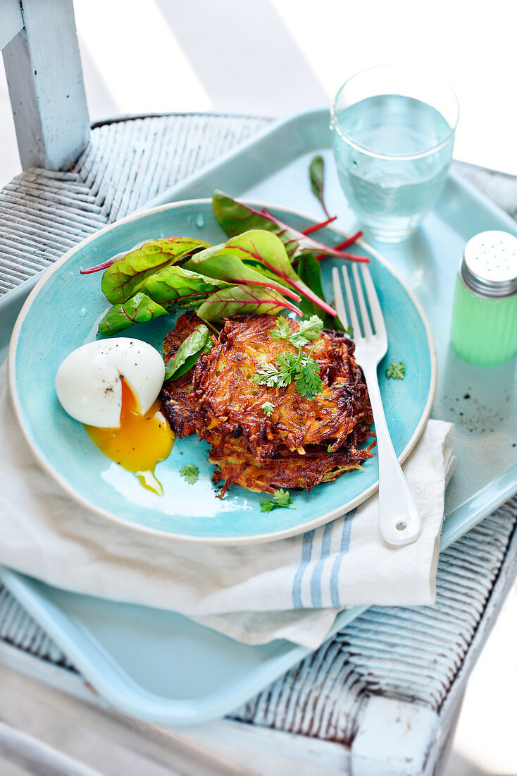 Potato and carrot rösti with soft boiled egg (vegetarian)