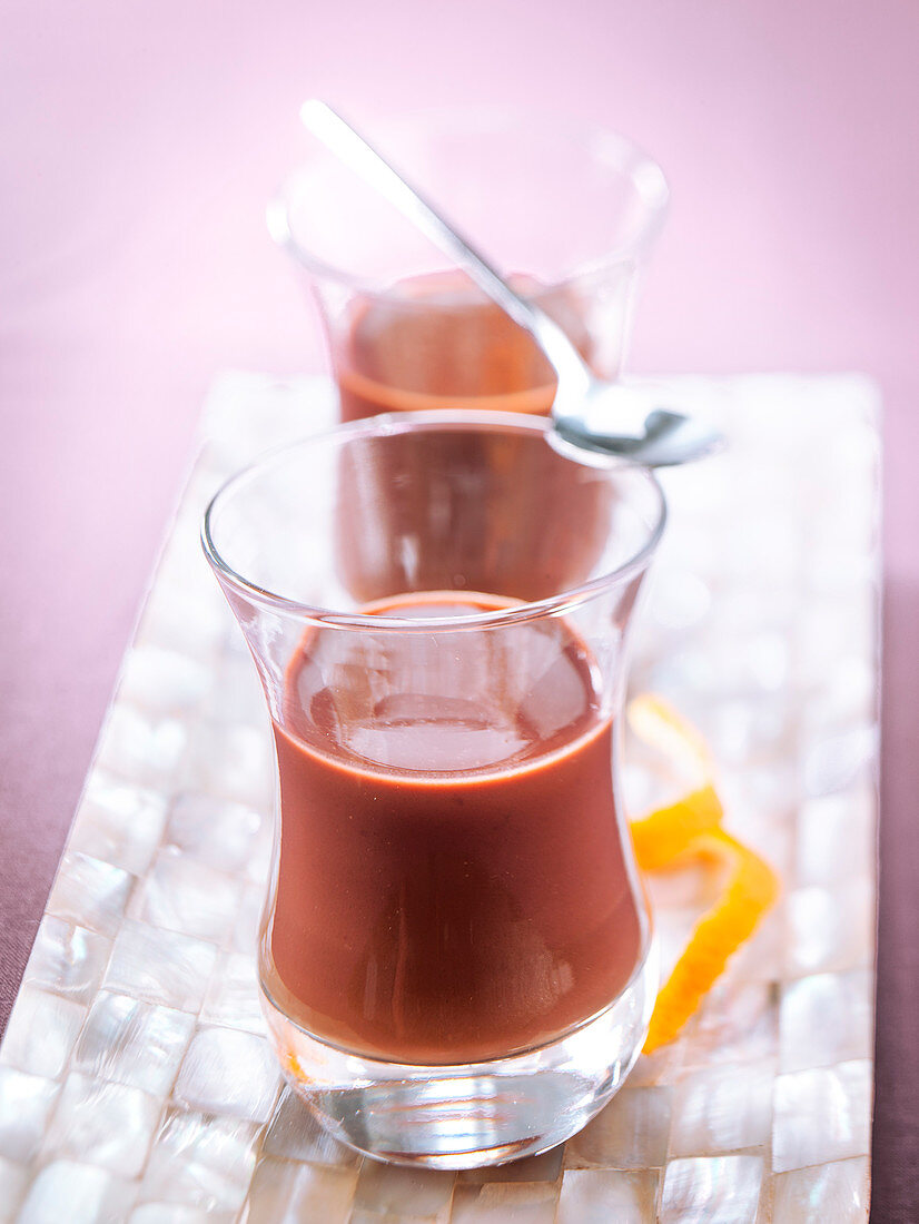 Schokoladenpudding mit Orange serviert in Gläsern