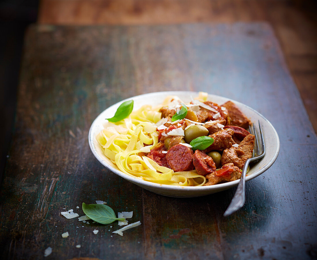 Tagliatelle mit Kalbfleisch, Chorizo ​​und Oliven