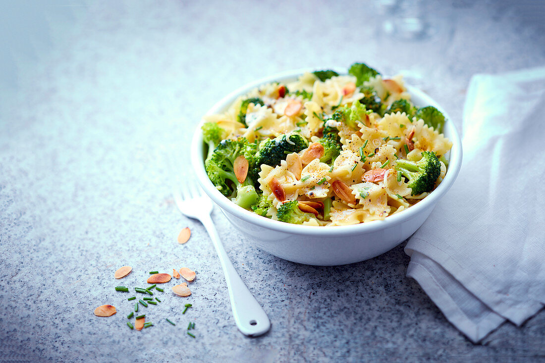 Farfalle mit Brokkoli und Mandeln (One Pot)