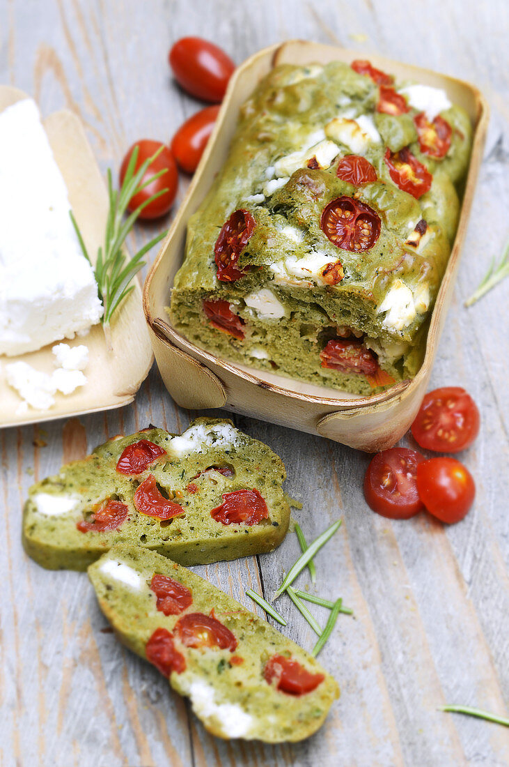 Cake Spinat, Feta und Kirschtomaten