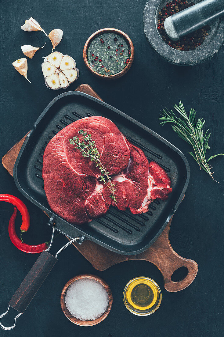 Steak auf einem Backblech mit verschiedenen Gewürzen
