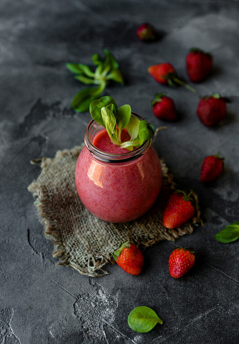 Detox-Smoothie mit Erdbeeren und Feldsalat
