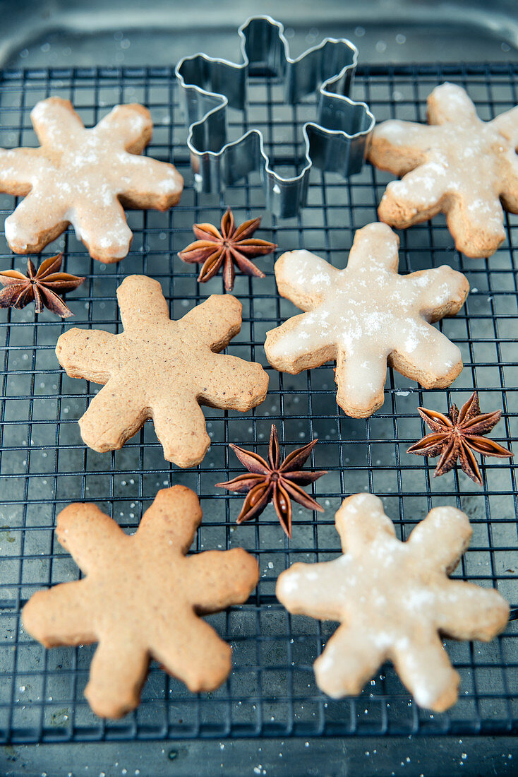 Weihnachtliche Lebkuchenplätzchen in Schneeflockenform